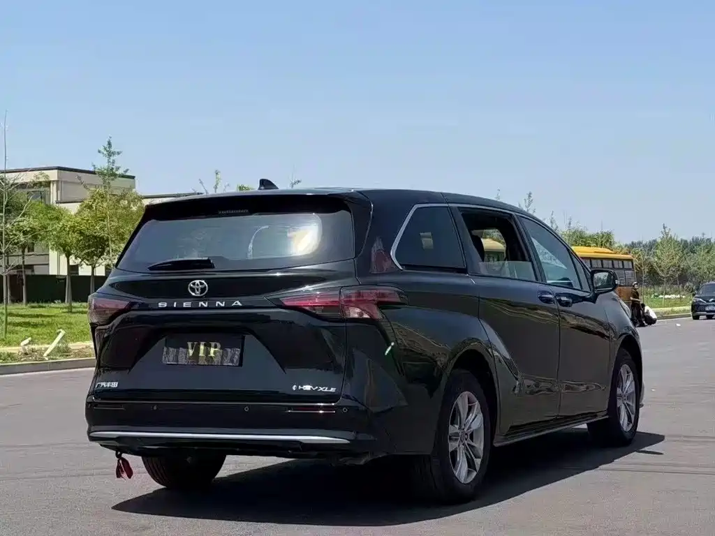 Toyota Sienna — фото 9