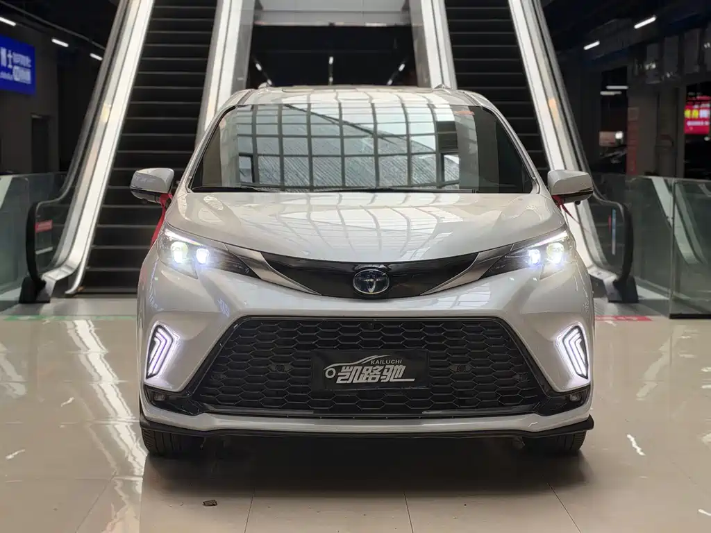Toyota Granvia — фото 2