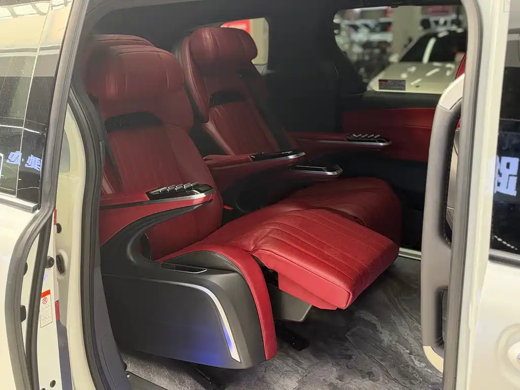 Toyota Granvia — фото 11