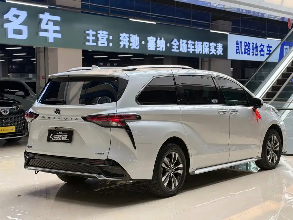 Toyota Granvia — фото 15