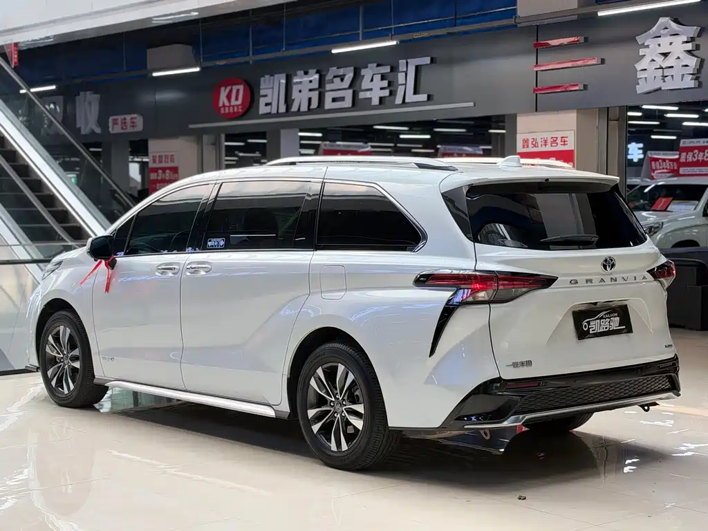 Toyota Granvia — фото 17