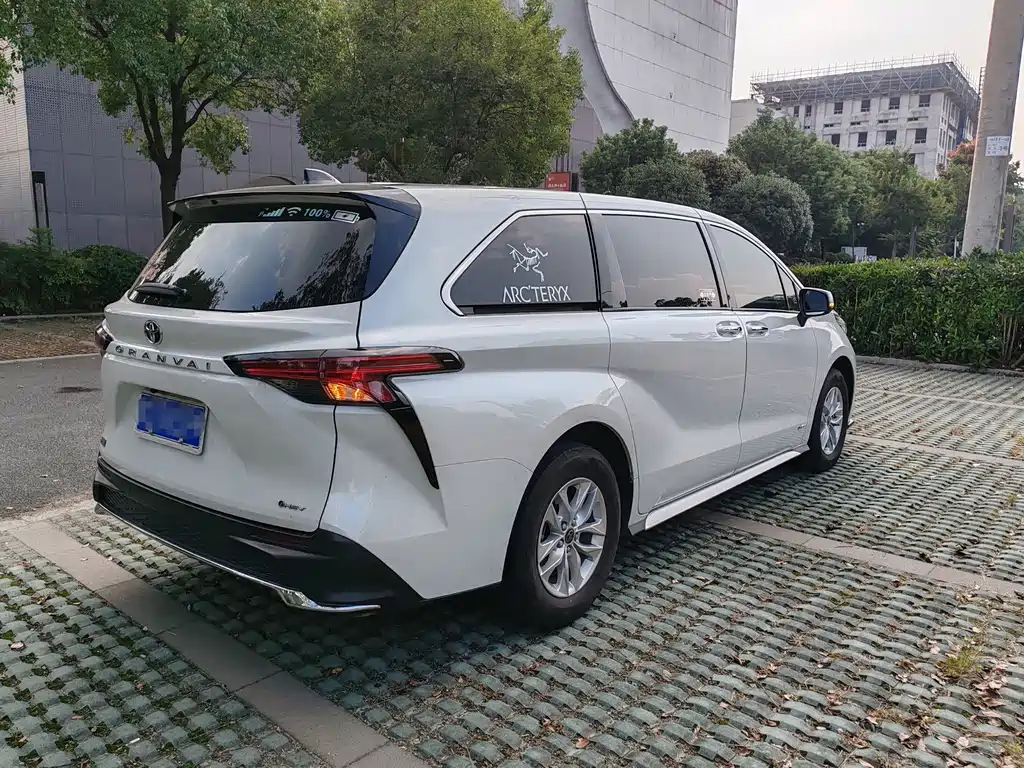Toyota Granvia — фото 2