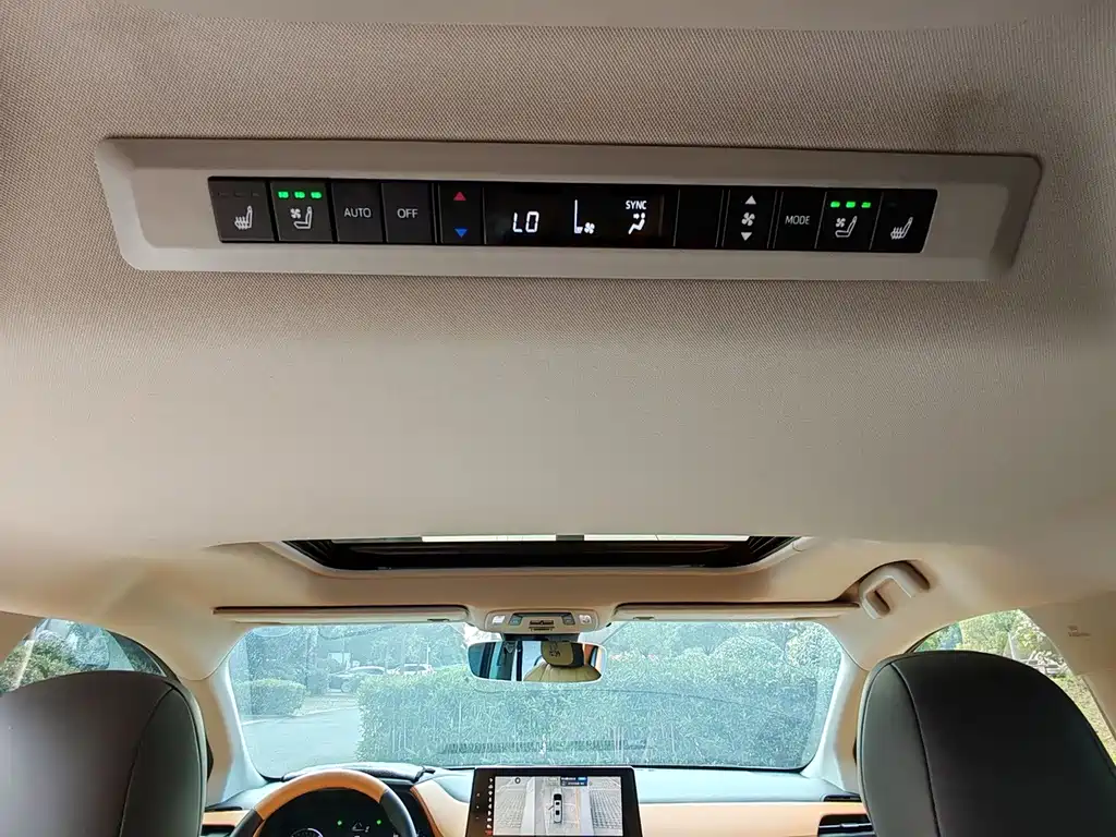 Toyota Granvia — фото 10