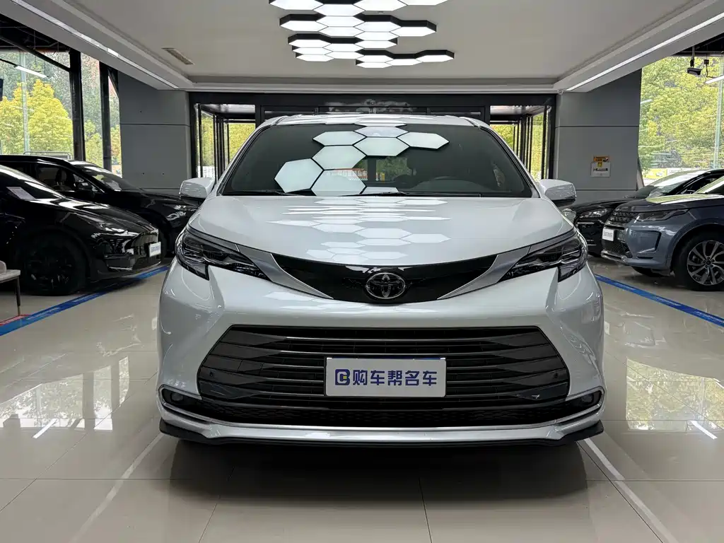 Toyota Sienna — фото 1