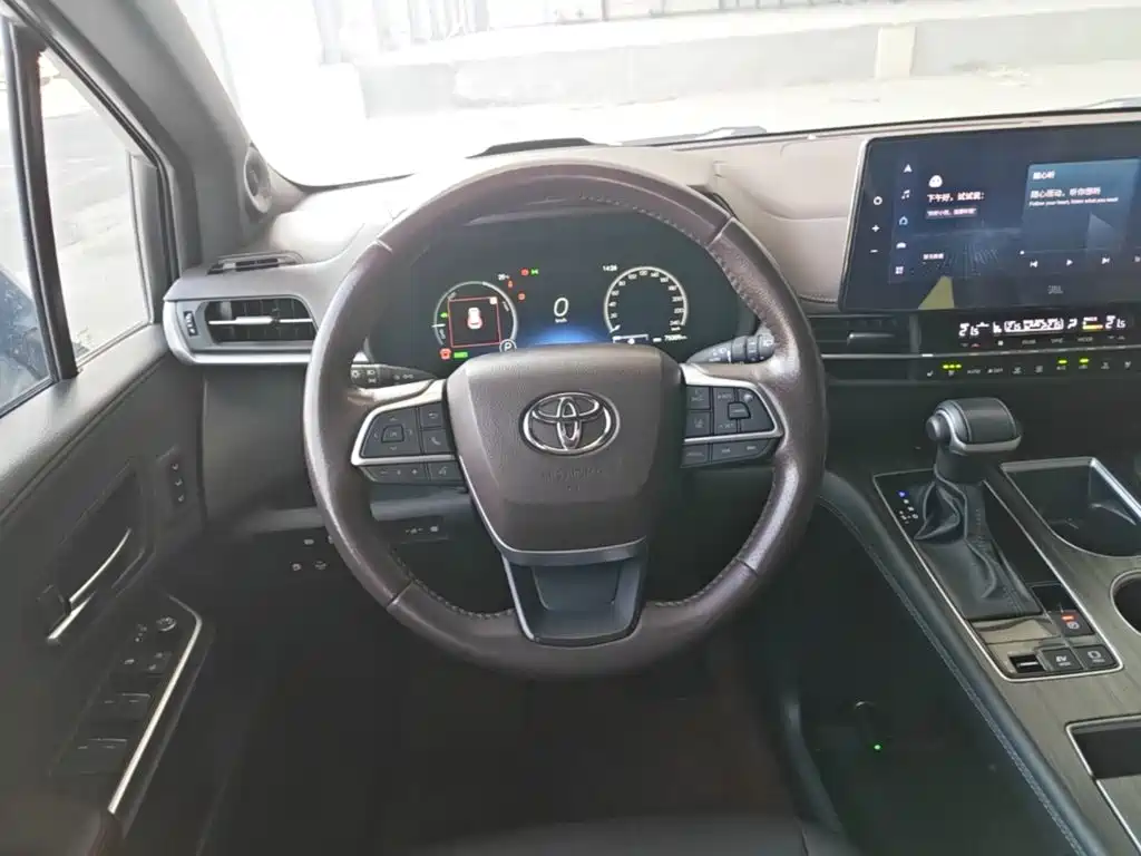 Toyota Sienna — фото 11