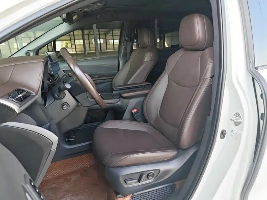 Toyota Sienna — фото 15