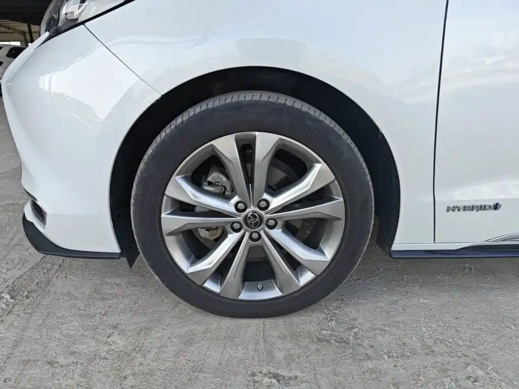Toyota Sienna — фото 23
