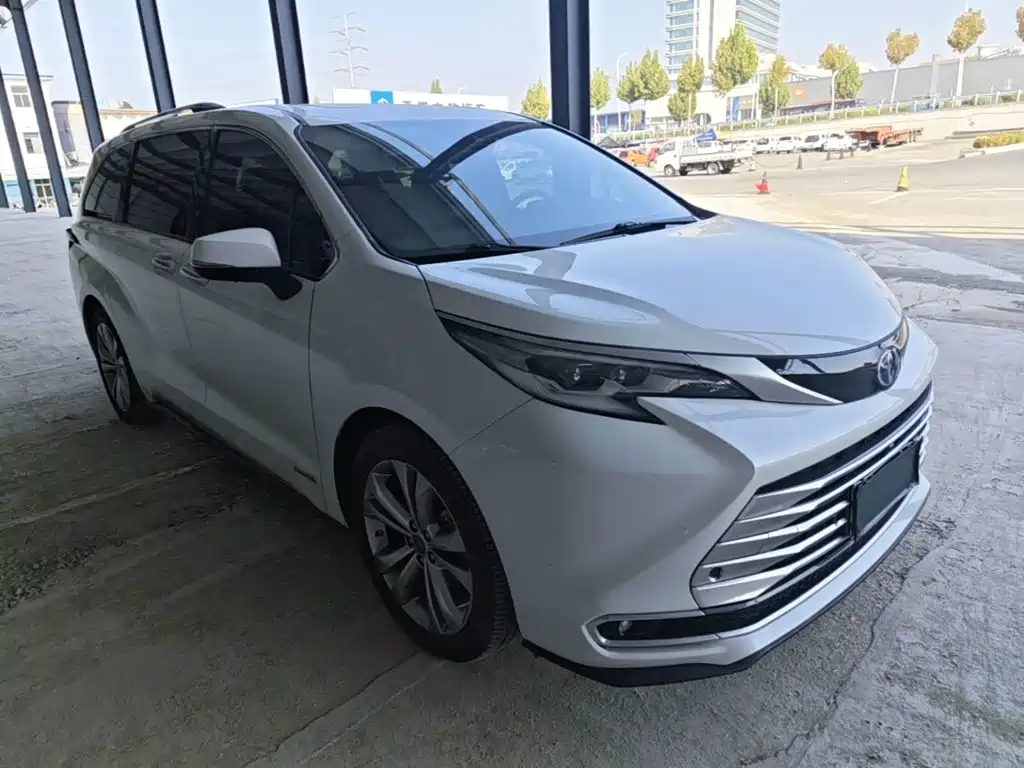 Toyota Sienna — фото 4