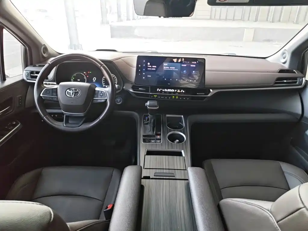 Toyota Sienna — фото 10