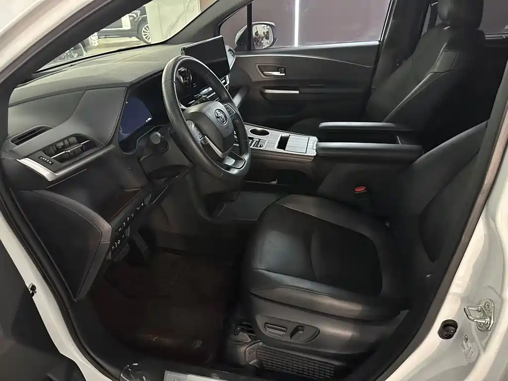 Toyota Granvia — фото 4