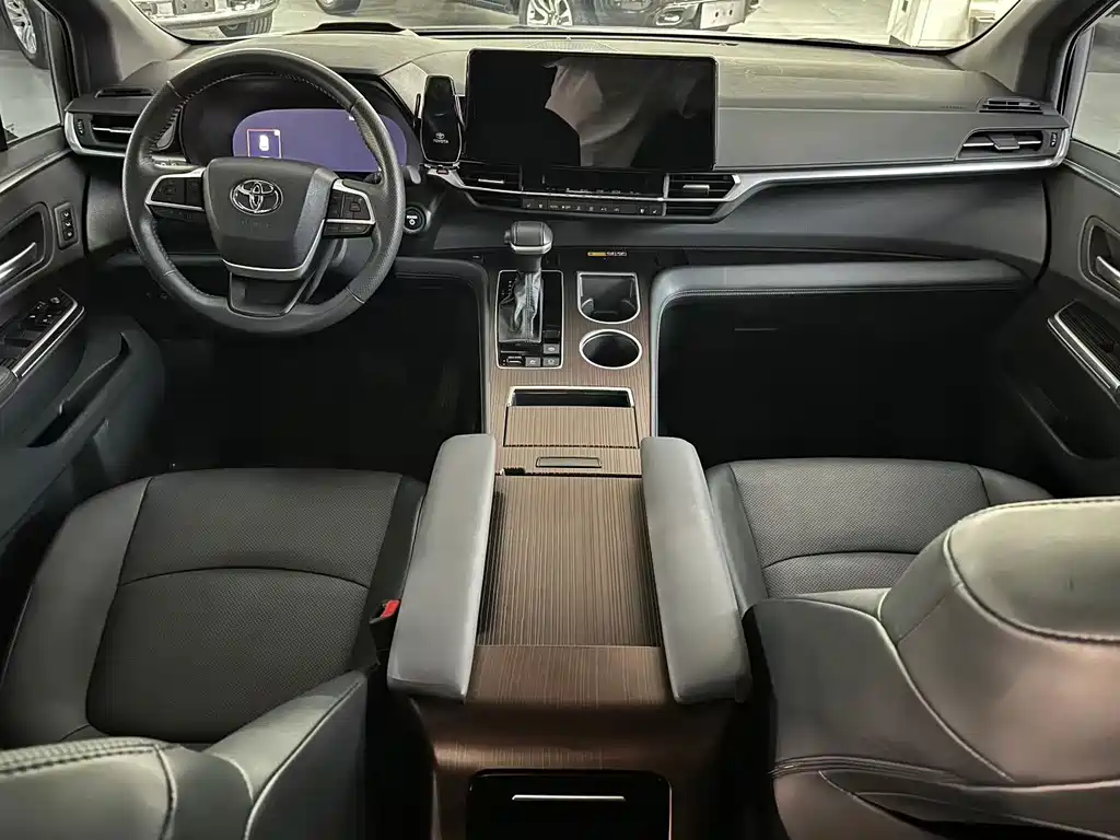 Toyota Granvia — фото 6