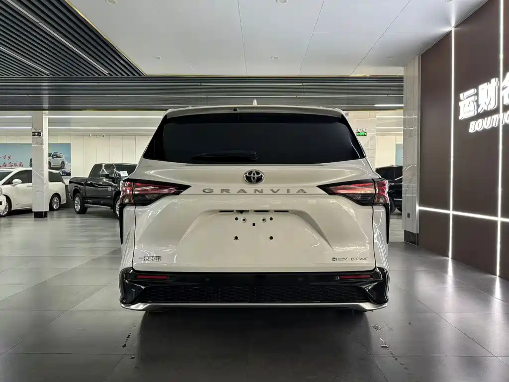 Toyota Granvia — фото 8