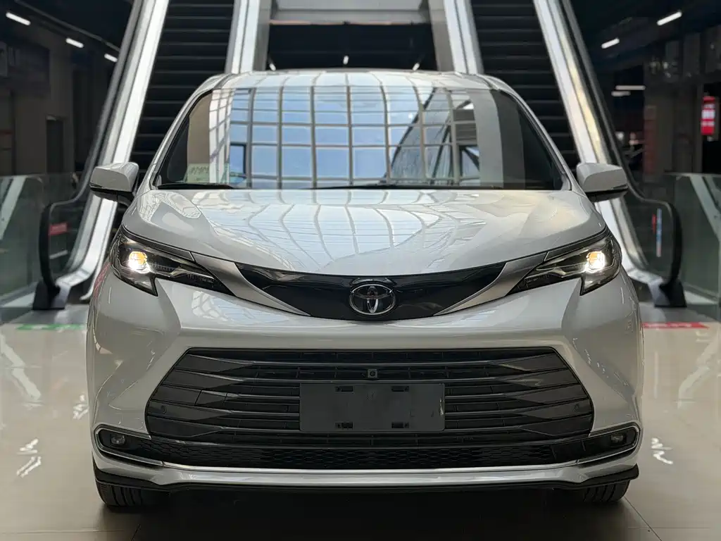 Toyota Sienna — фото 2