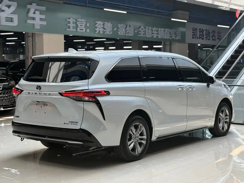 Toyota Sienna — фото 11