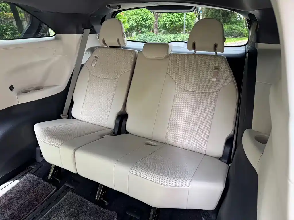 Toyota Sienna — фото 11