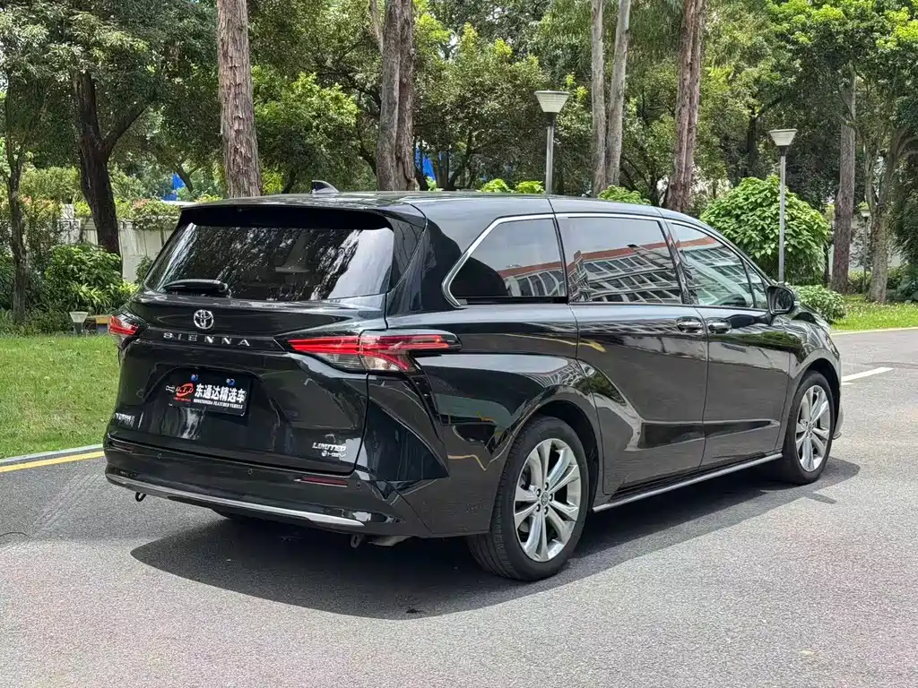 Toyota Sienna — фото 18