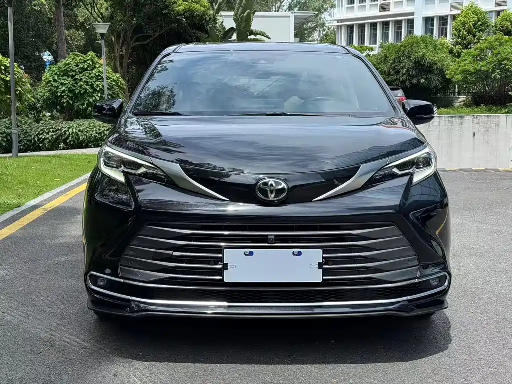 Toyota Sienna — фото 3