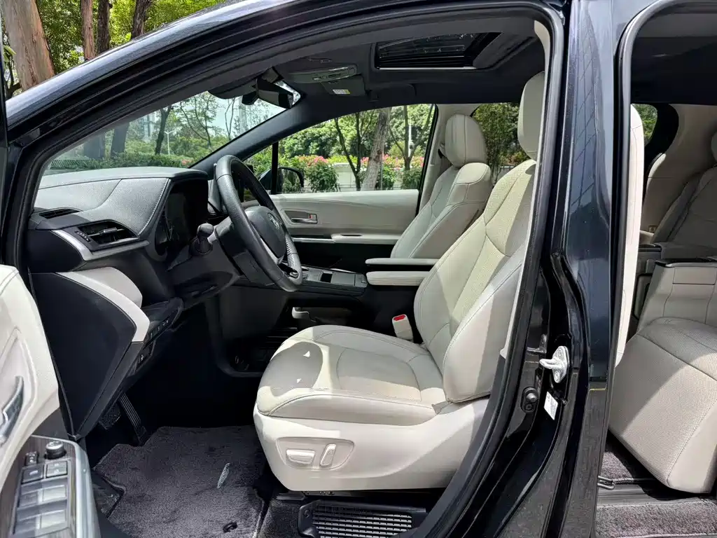 Toyota Sienna — фото 7