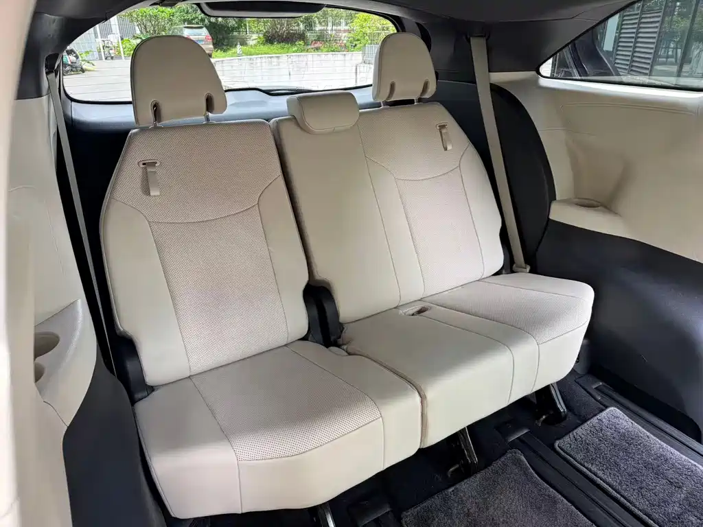 Toyota Sienna — фото 10