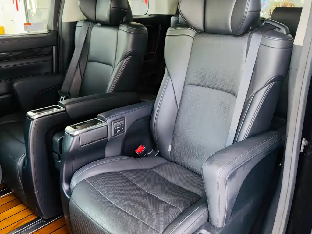 Toyota Vellfire — фото 11