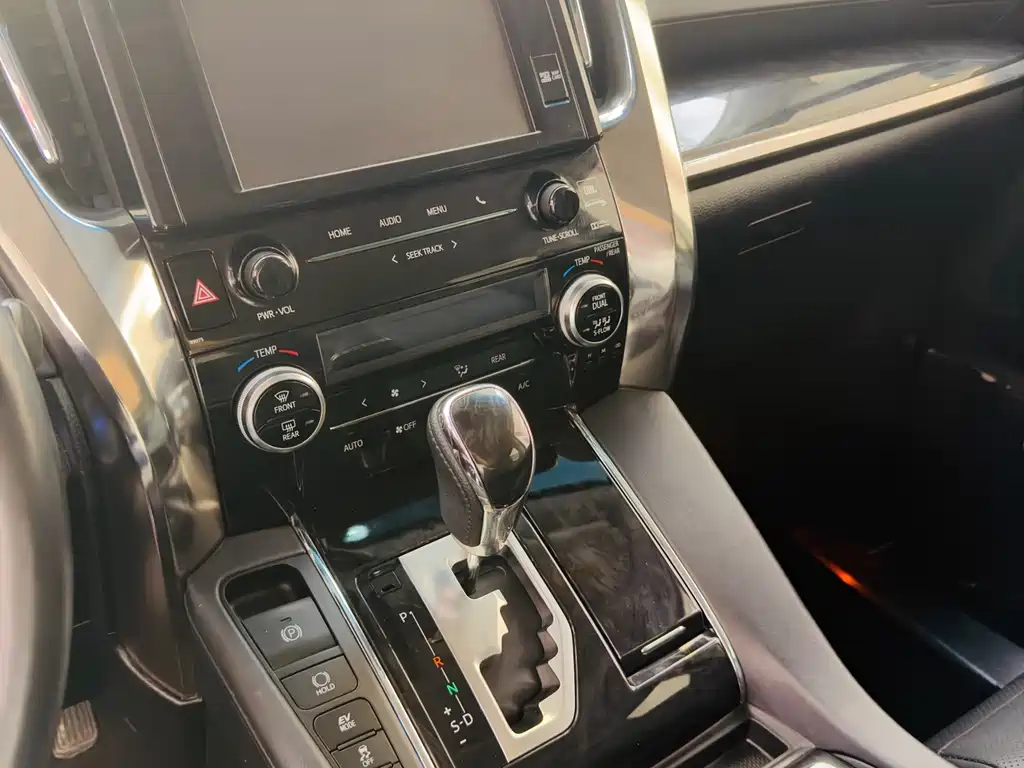Toyota Vellfire — фото 13