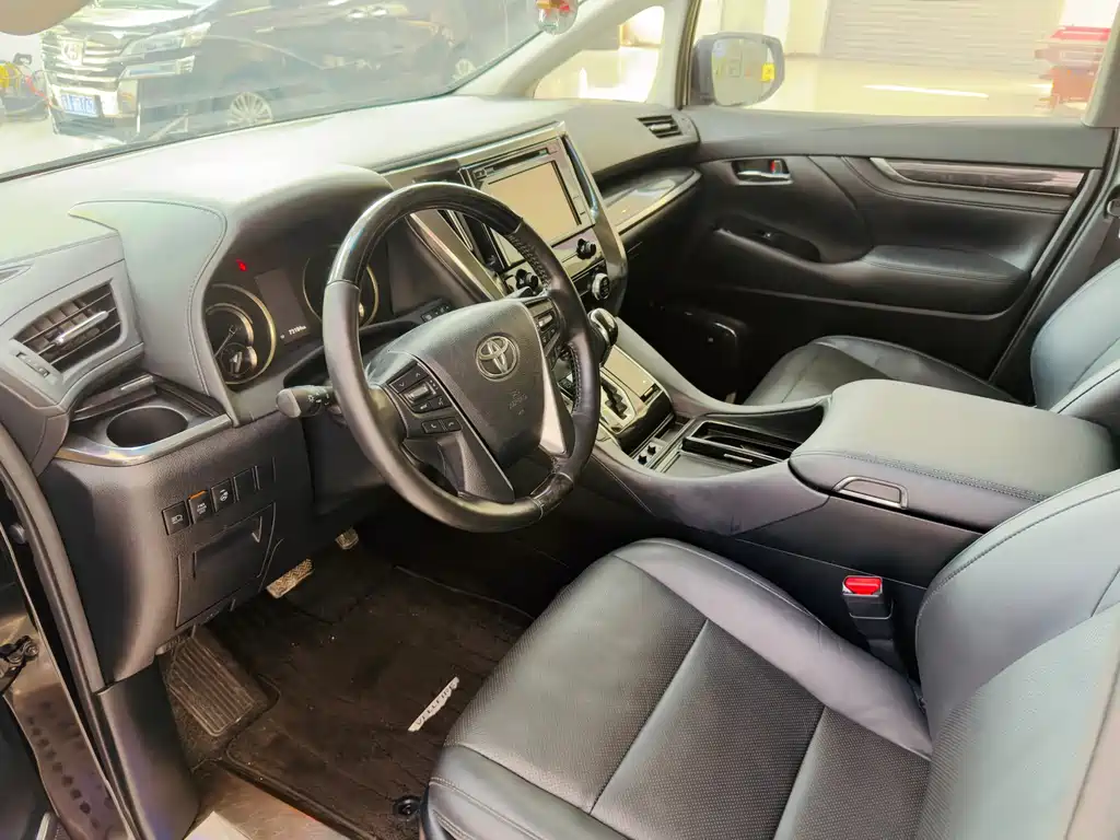 Toyota Vellfire — фото 8