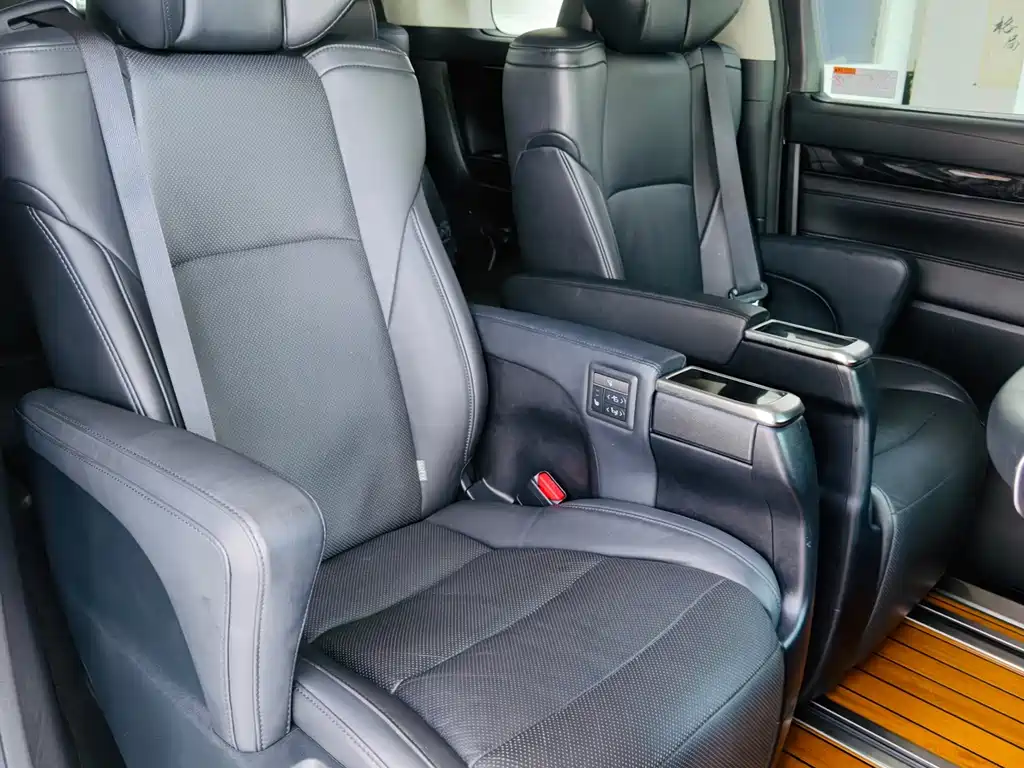 Toyota Vellfire — фото 10