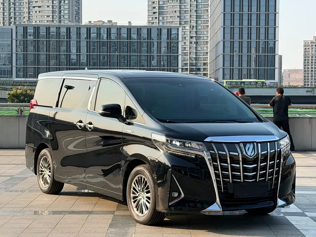 Toyota Alphard — фото 2