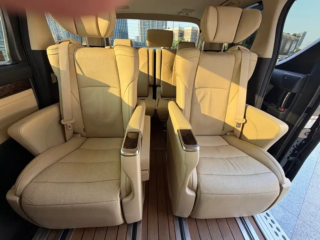 Toyota Alphard — фото 11