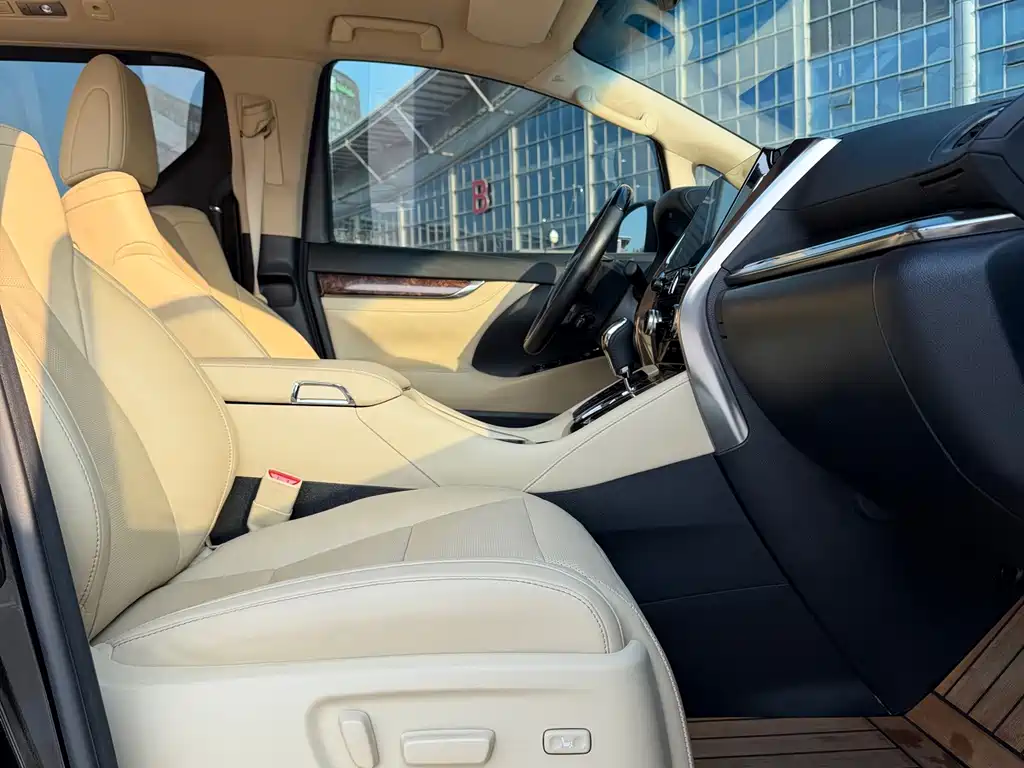 Toyota Alphard — фото 13
