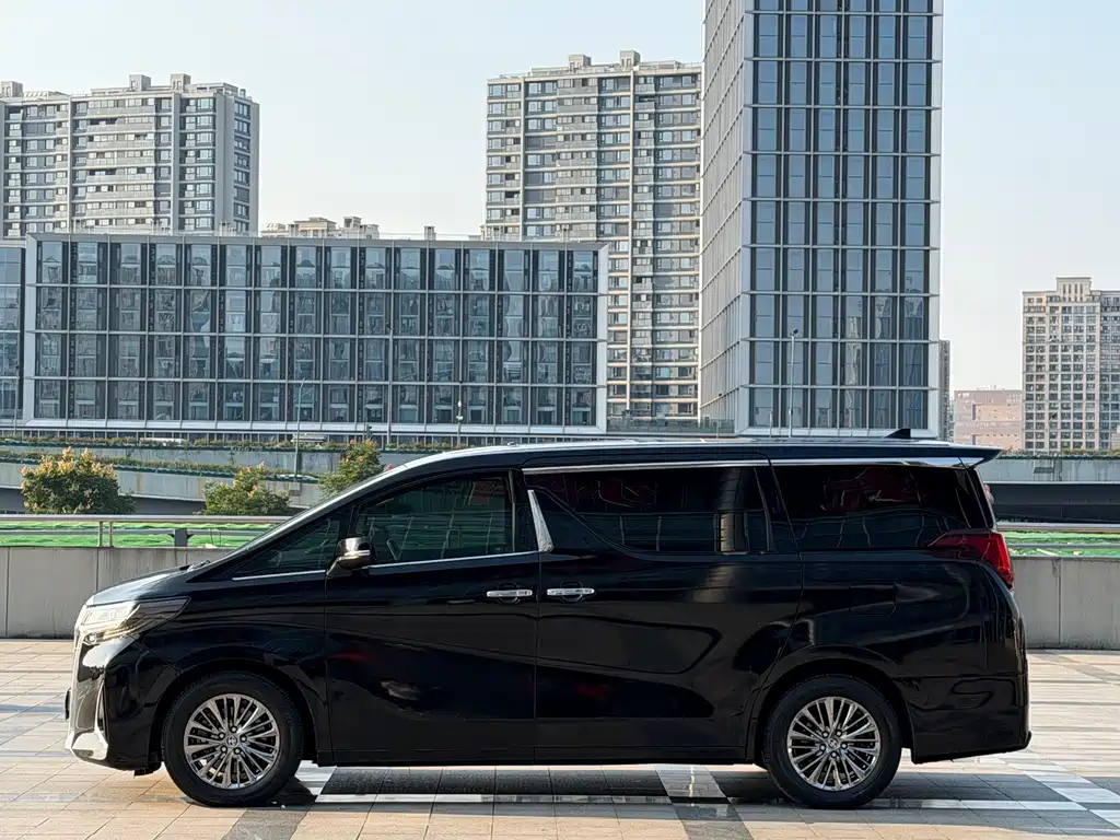 Toyota Alphard — фото 4