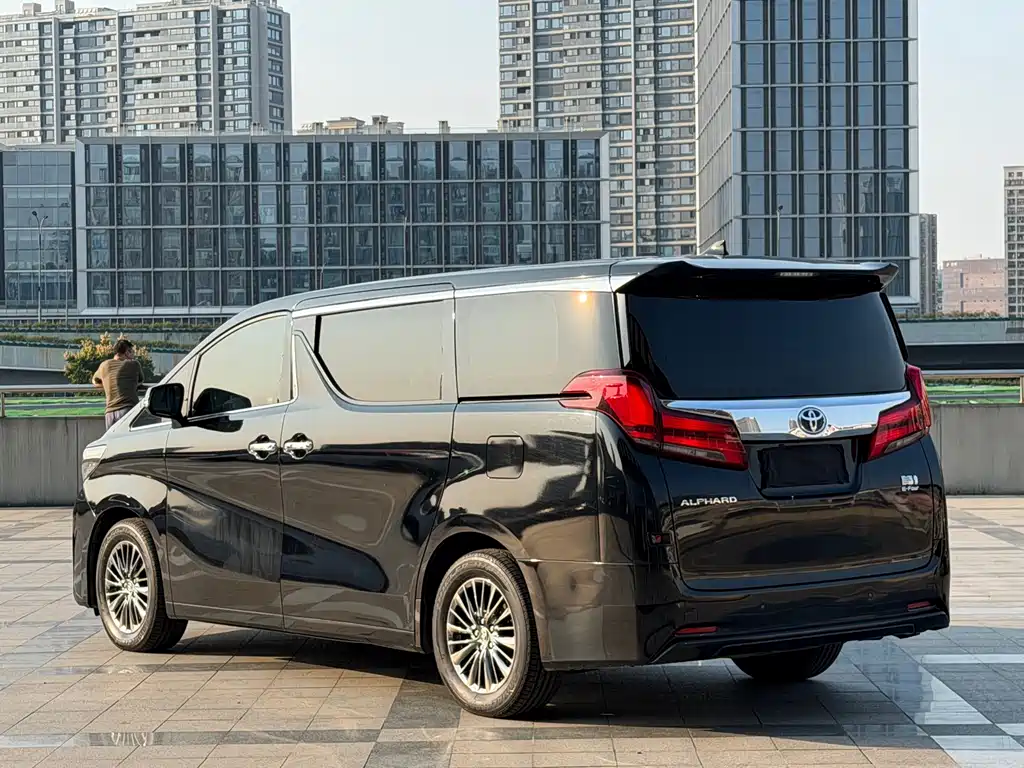 Toyota Alphard — фото 5