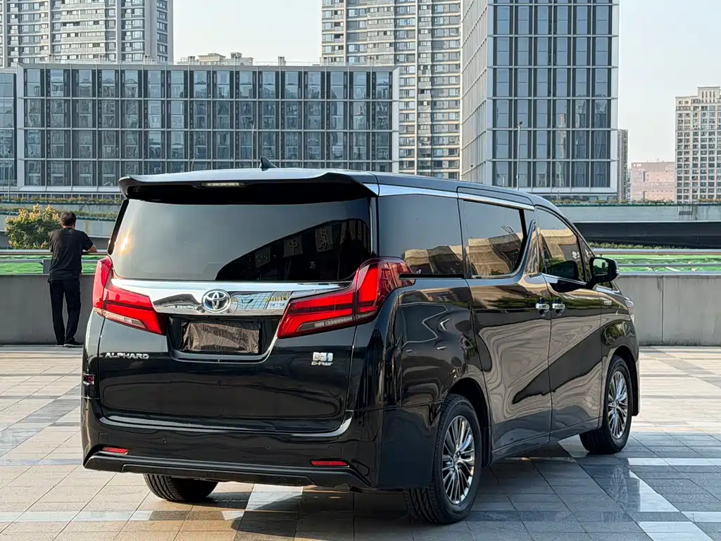 Toyota Alphard — фото 6