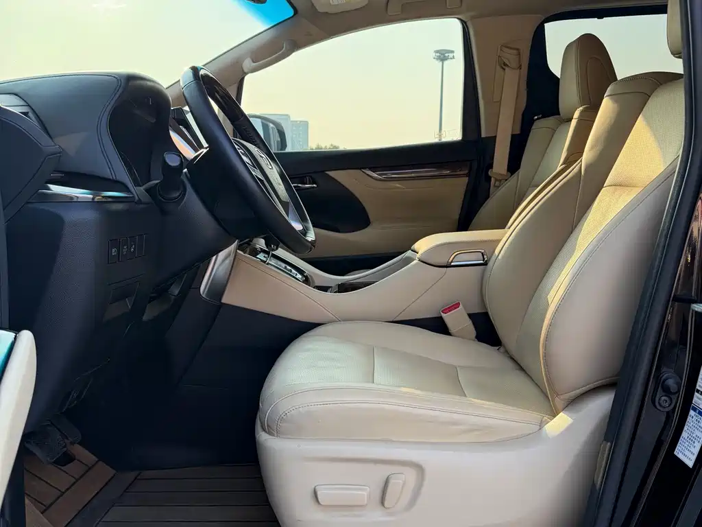 Toyota Alphard — фото 8