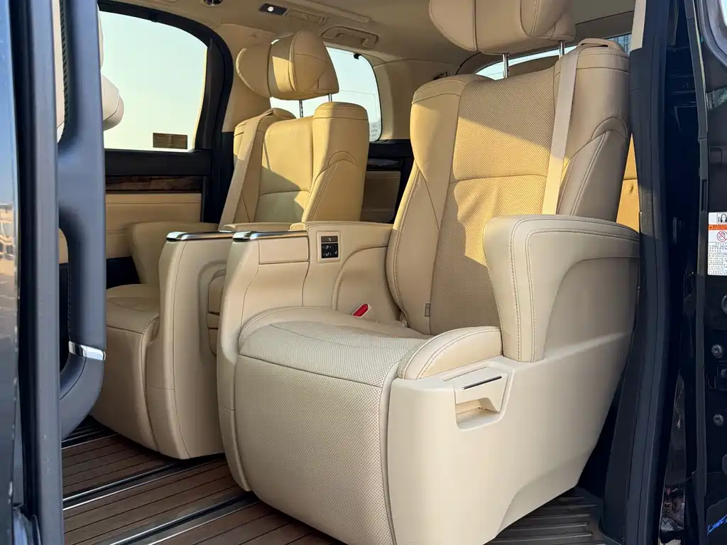 Toyota Alphard — фото 9