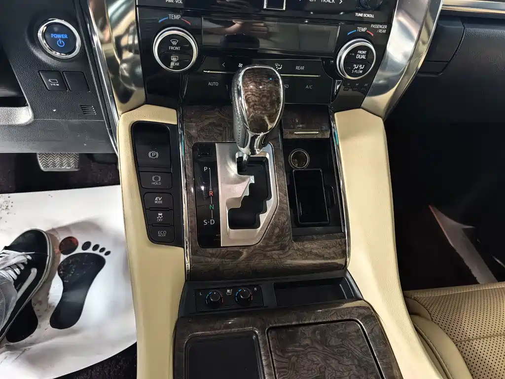 Toyota Vellfire — фото 11