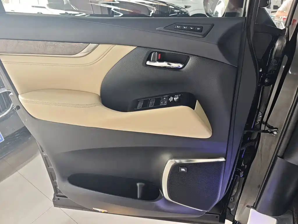 Toyota Vellfire — фото 14