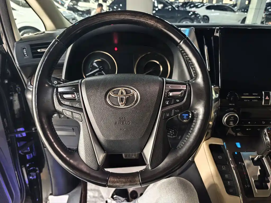 Toyota Vellfire — фото 9
