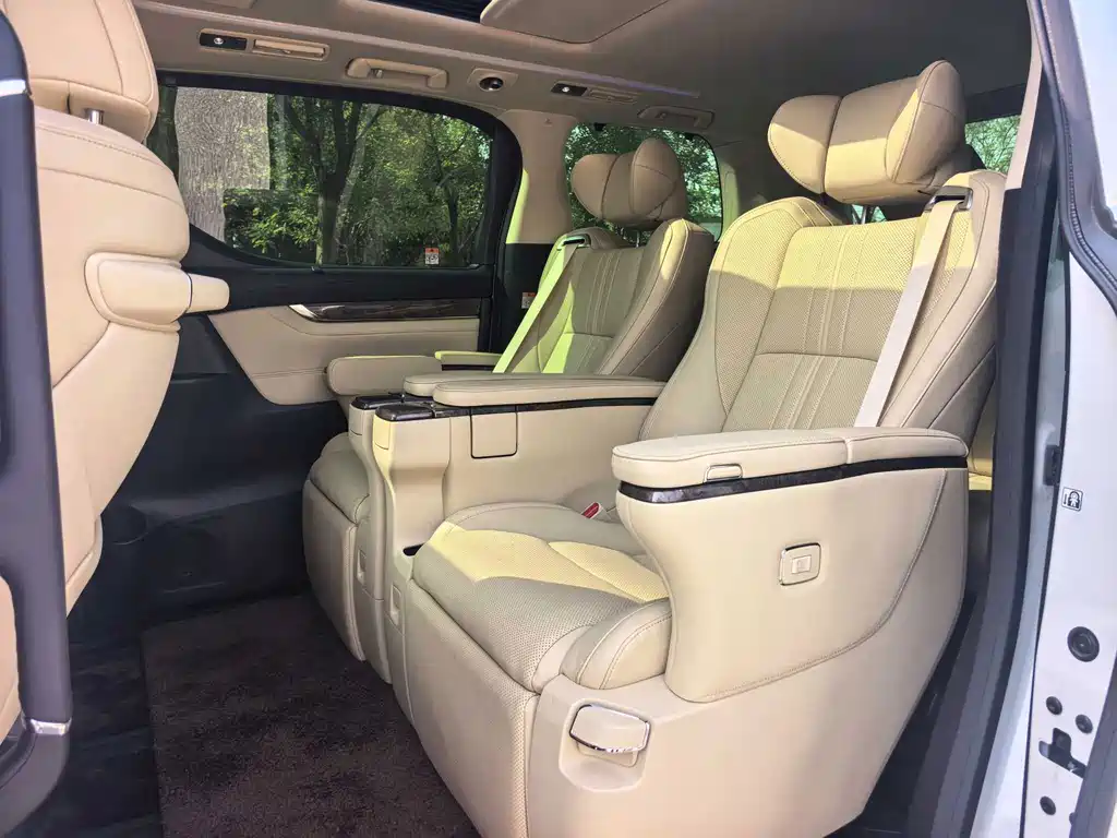Toyota Alphard — фото 13