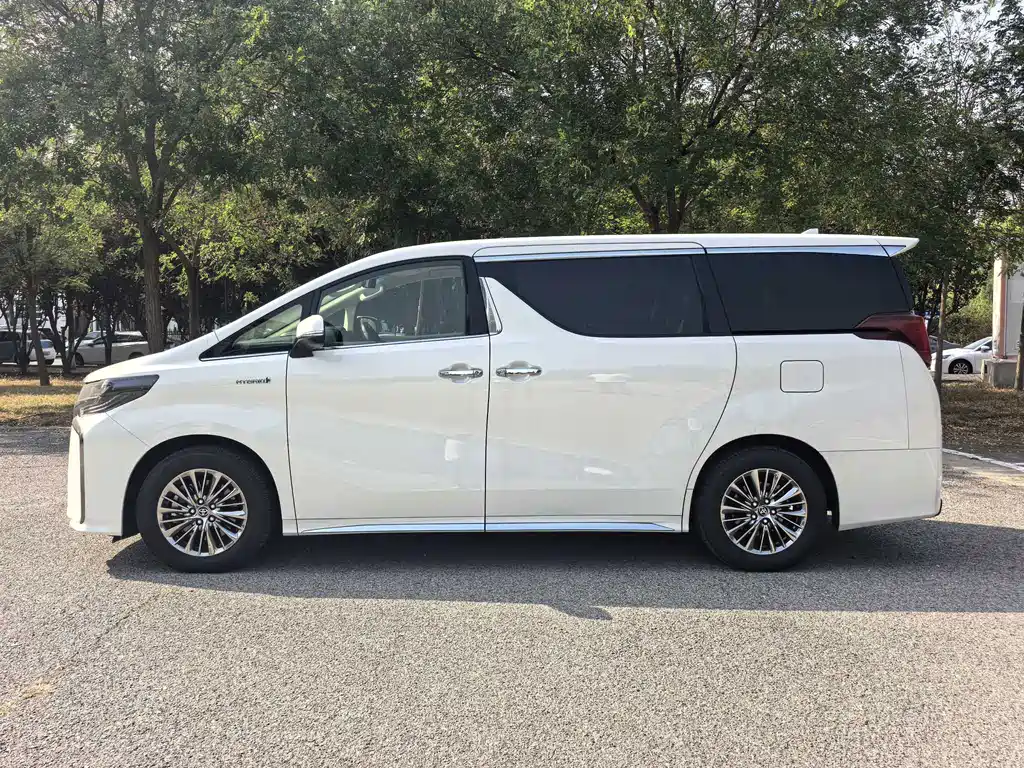 Toyota Alphard — фото 3