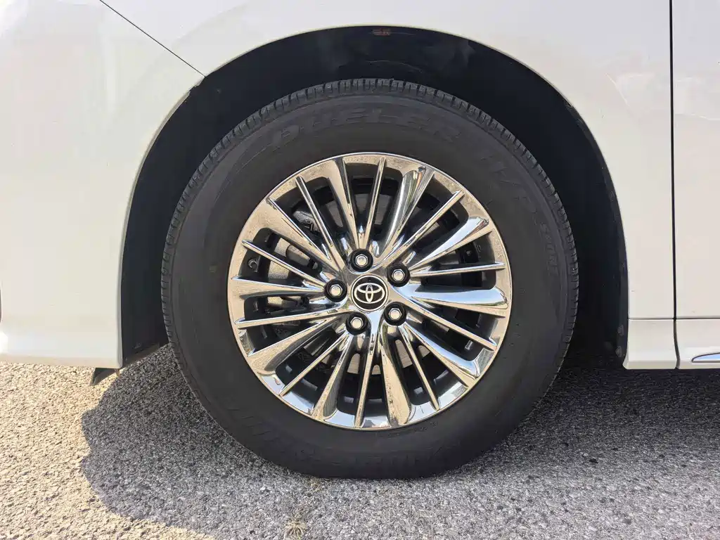 Toyota Alphard — фото 4