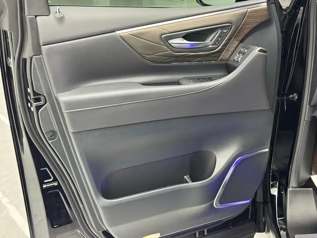Toyota Vellfire — фото 5