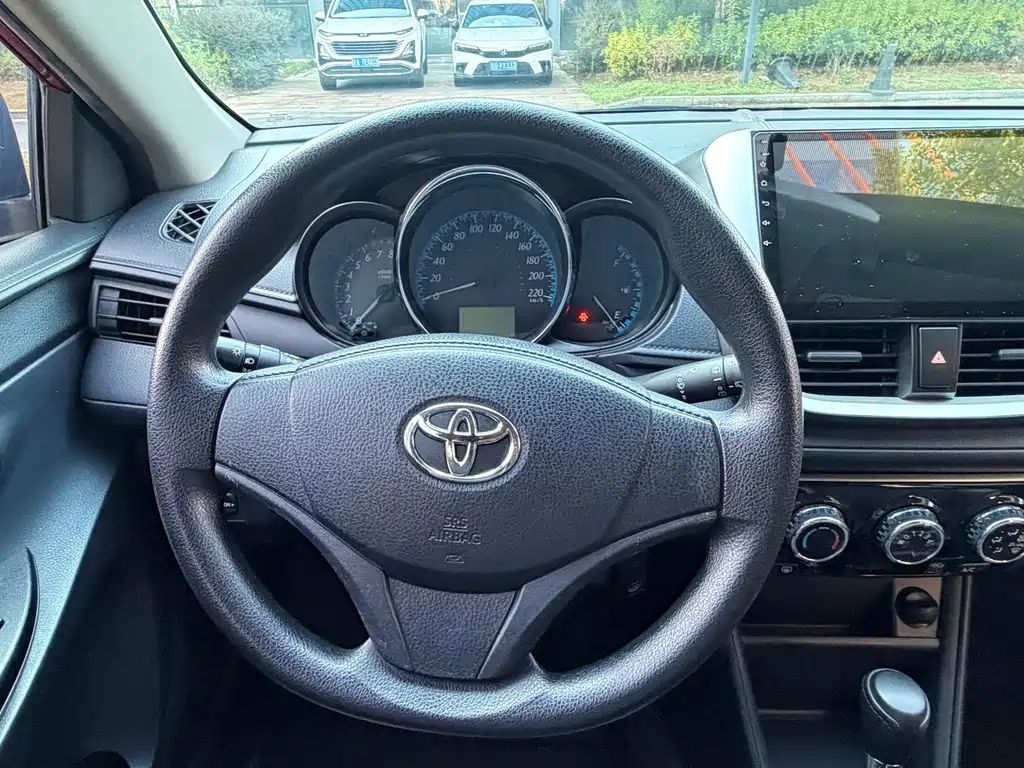 Toyota Yaris L — фото 11