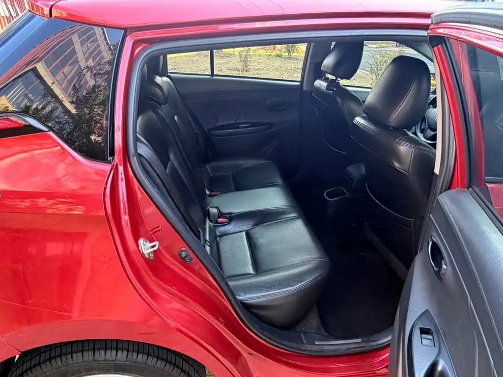 Toyota Yaris L — фото 13