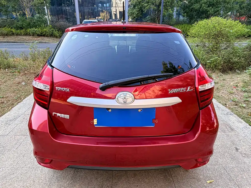 Toyota Yaris L — фото 7