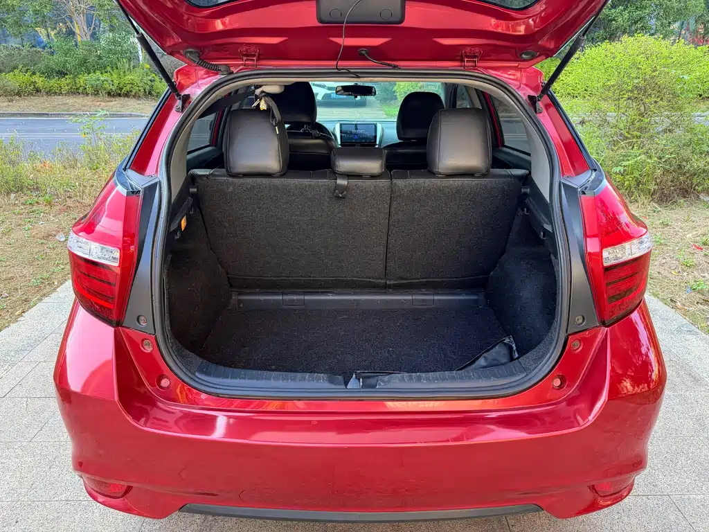 Toyota Yaris L — фото 8