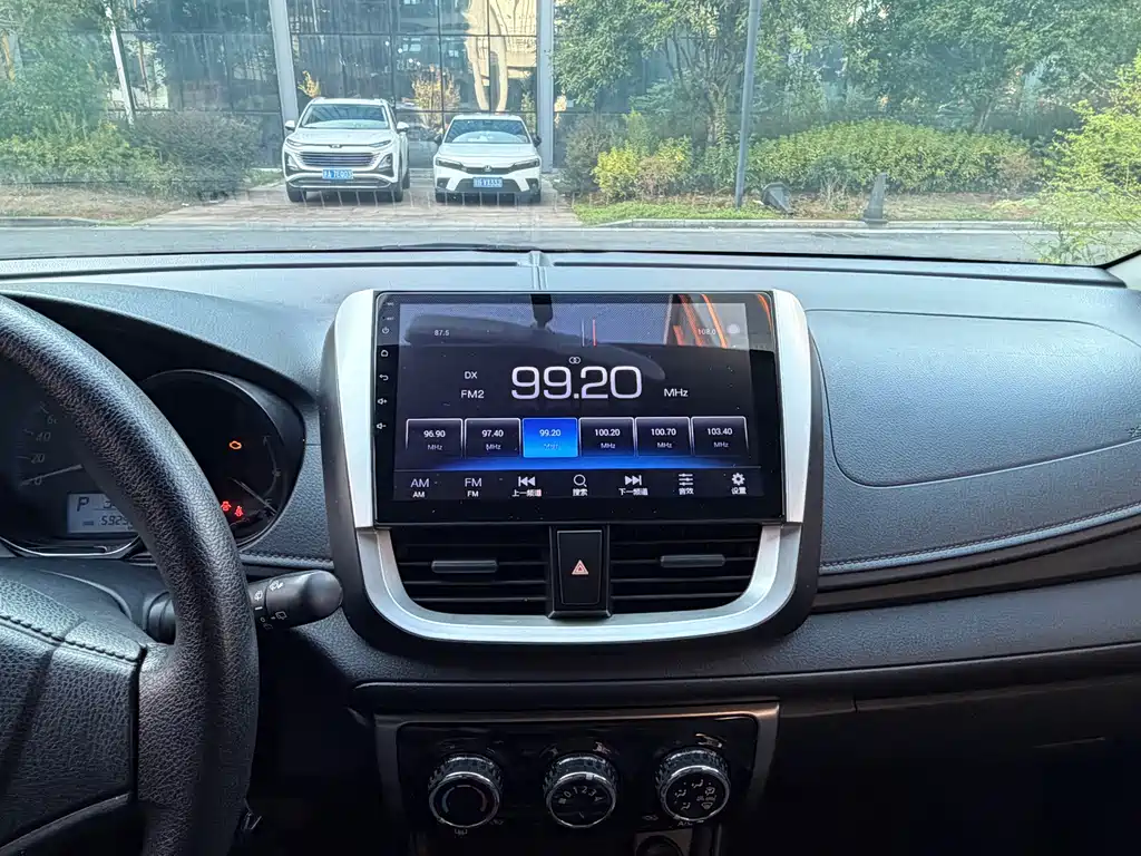 Toyota Yaris L — фото 9