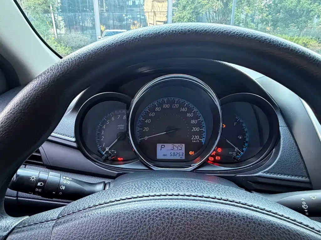 Toyota Yaris L — фото 10