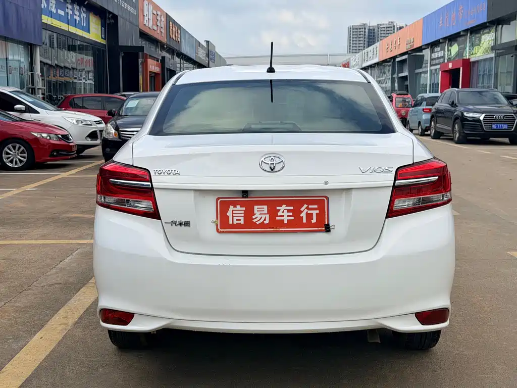 Toyota Vios — фото 5