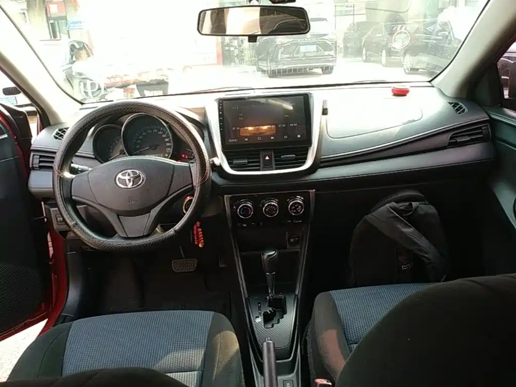 Toyota Yaris L — фото 10